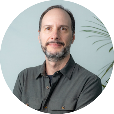 image of a man face looking to the front